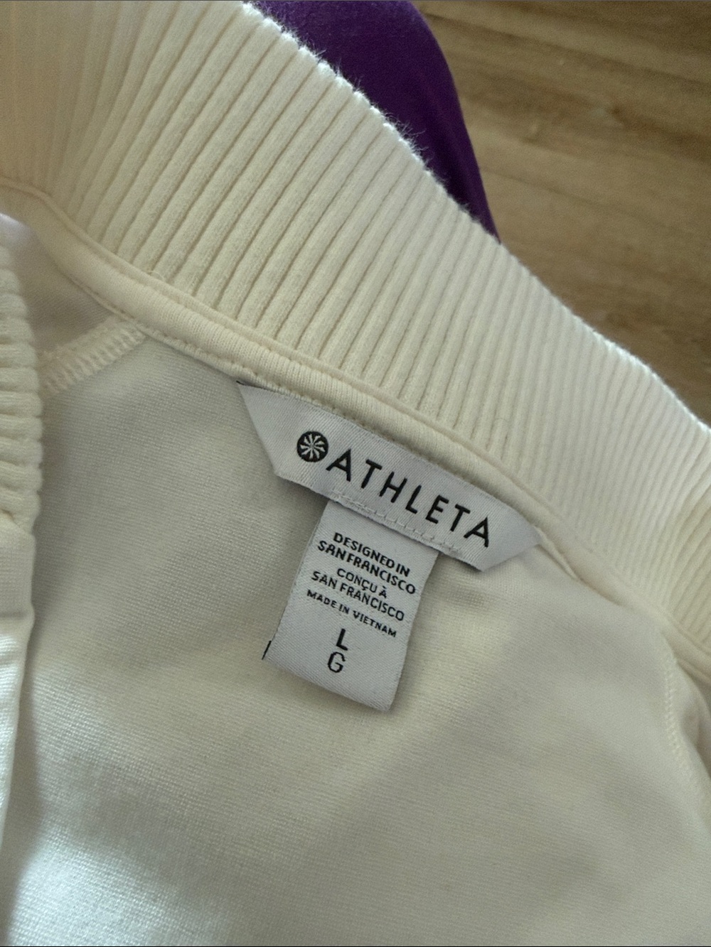 Athleta v neck - Picture 4 of 4